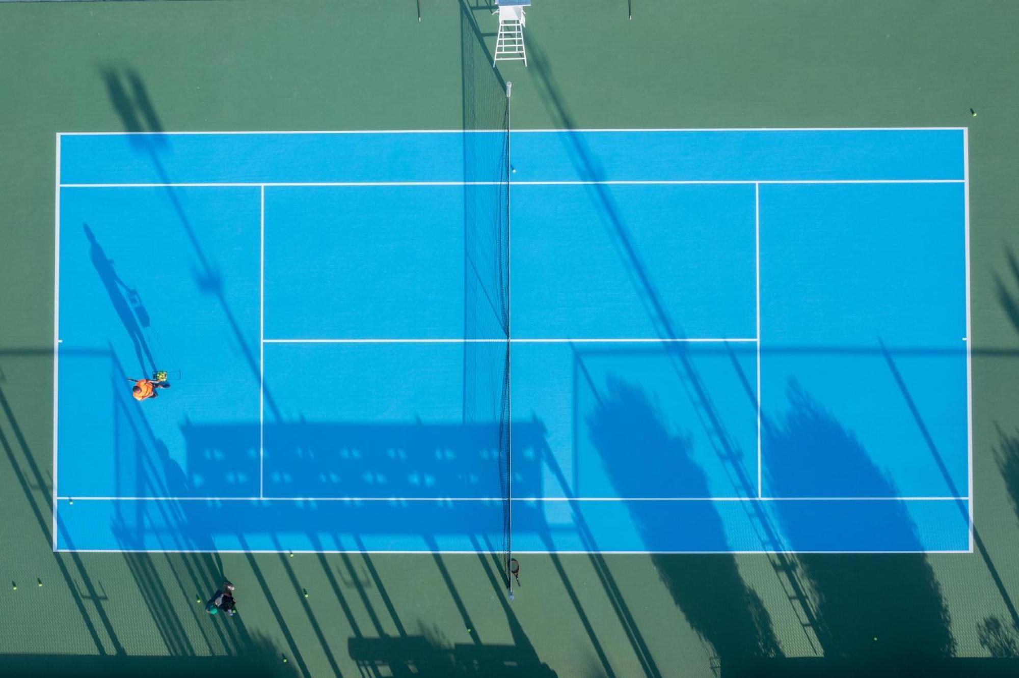 Salalah Rotana Resort Eksteriør billede A ball boy on the baseline of a tennis court
