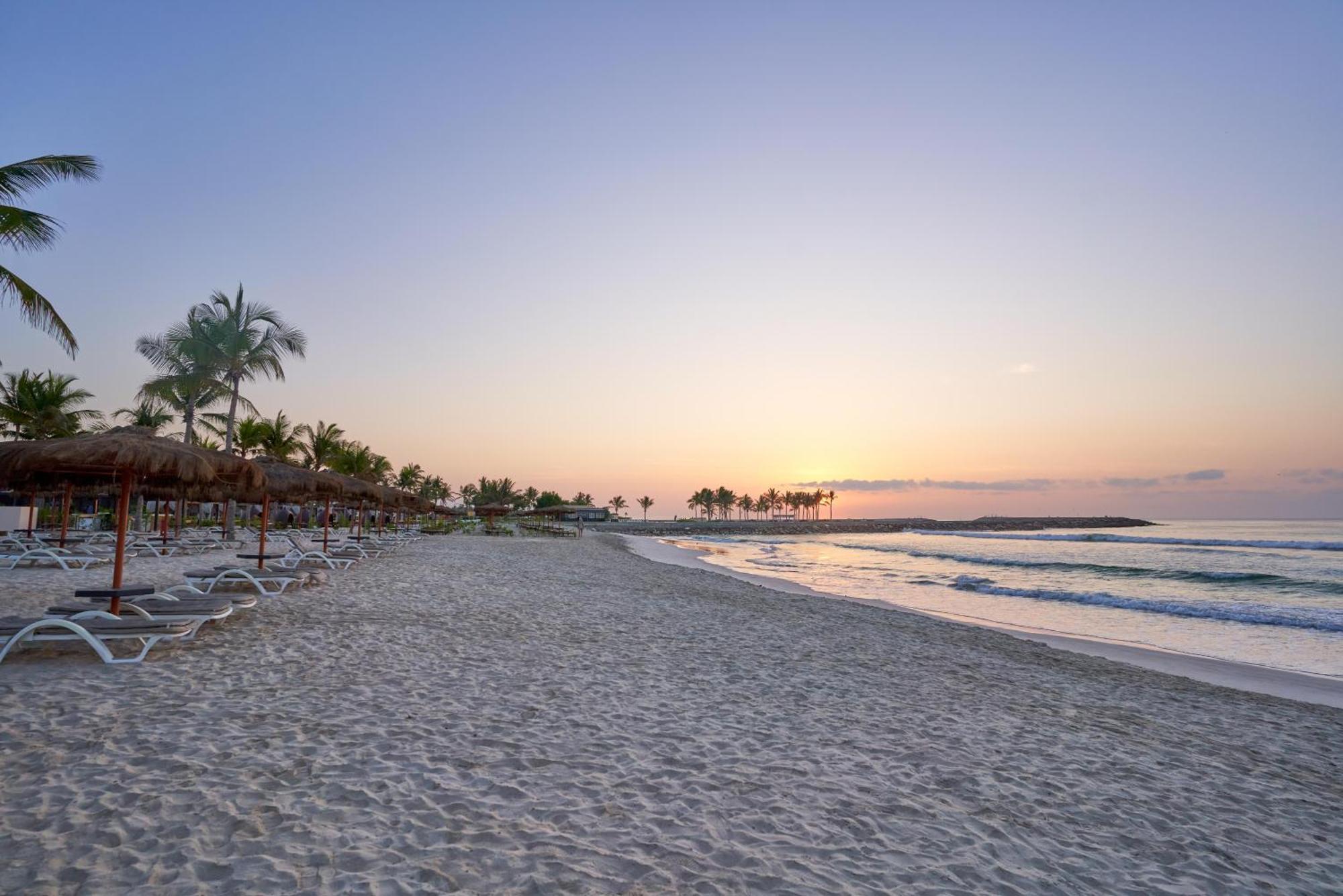 Salalah Rotana Resort Eksteriør billede Sunset at the beach