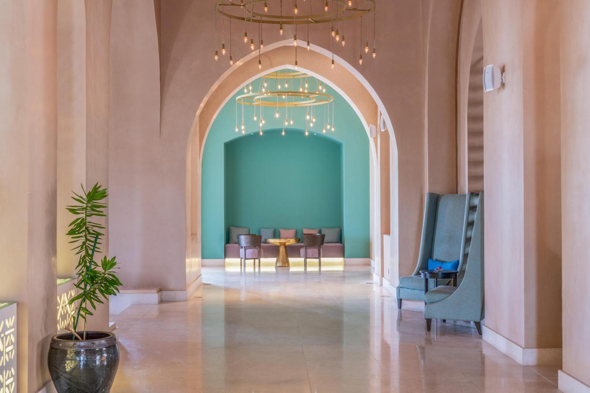 Salalah Rotana Resort Eksteriør billede The interior of the hotel