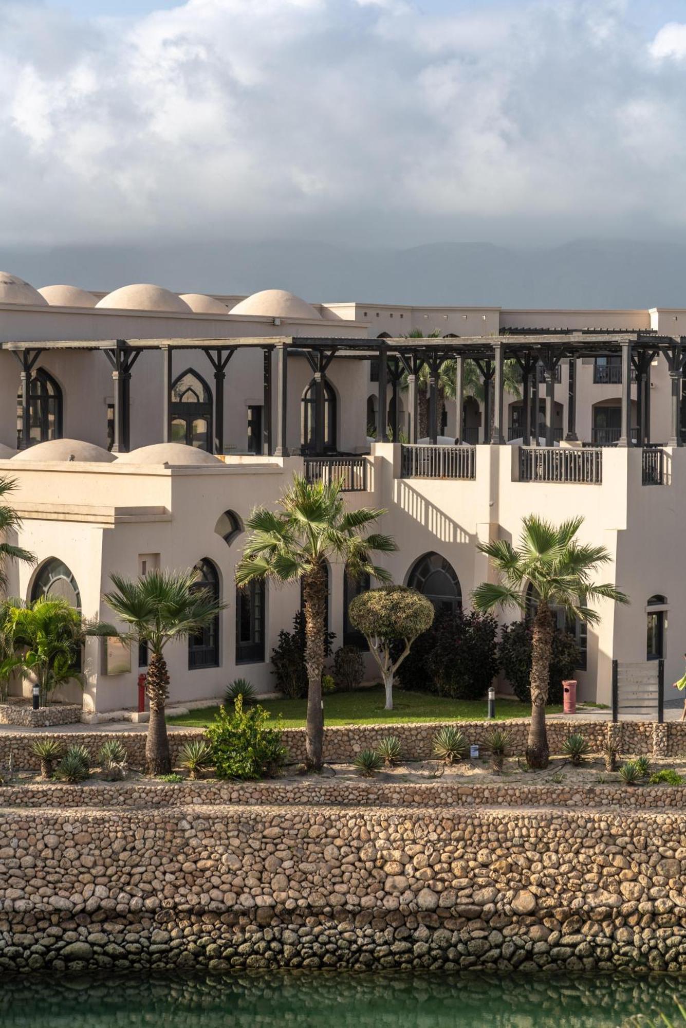 Salalah Rotana Resort Eksteriør billede The American University of Ras Al Khaimah
