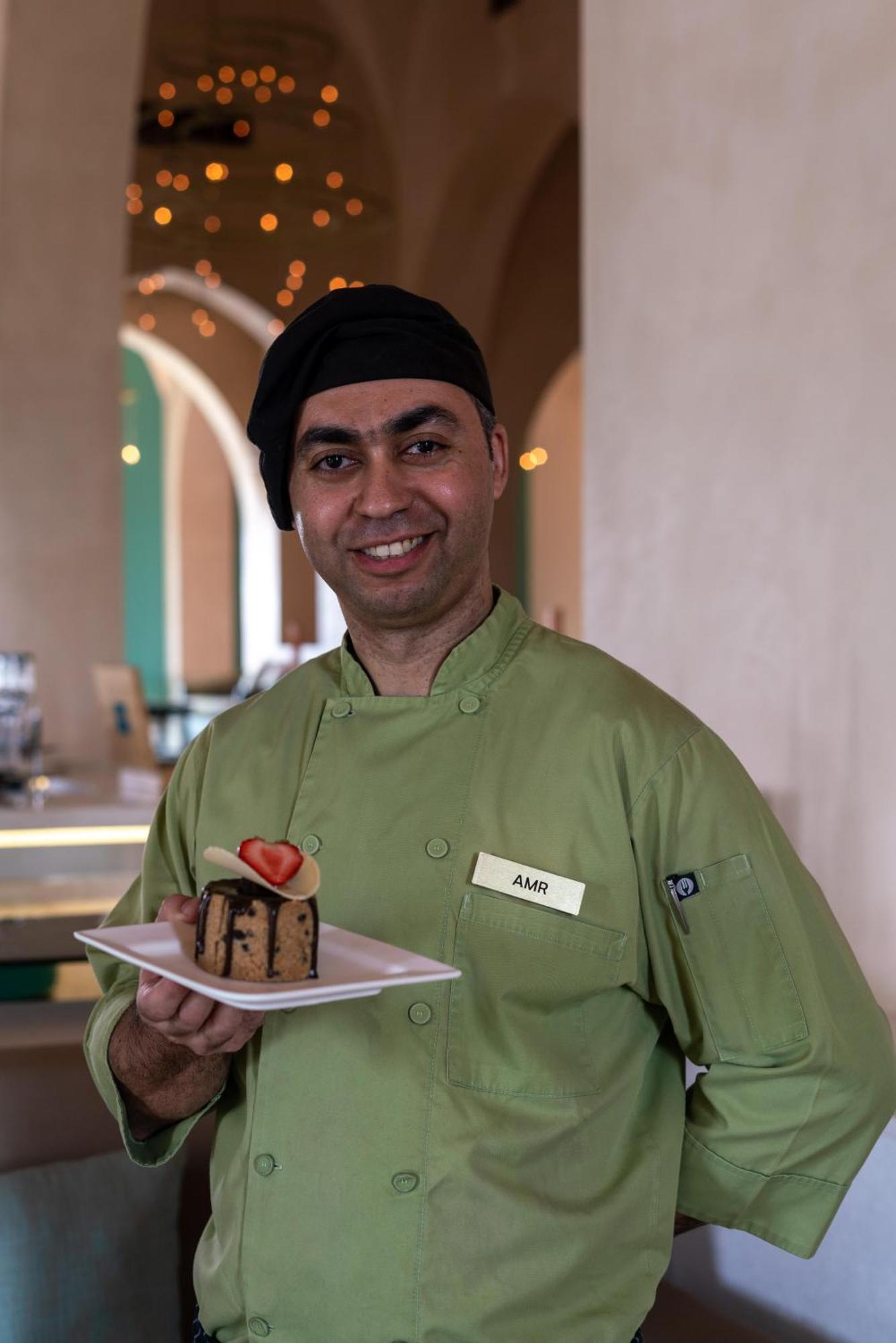 Salalah Rotana Resort Eksteriør billede A pastry chef